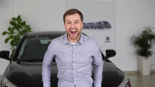 Portret Szczęśliwego Człowieka Sukcesu Pozowanie Salonie Samochodowym Zakup Nowego Samochodu — Wideo stockowe
