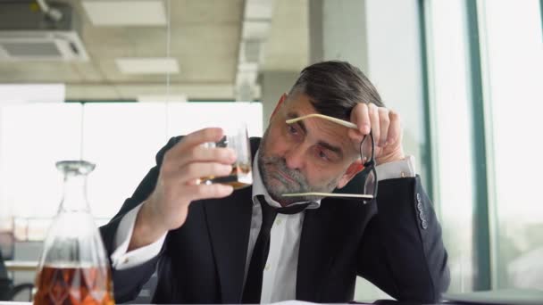 Frustrado Empresário Sênior Bebendo Estresse Segurando Copo Uísque Segurando Cabeça — Vídeo de Stock