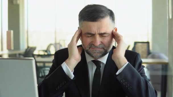 Homem Idoso Estressado Que Sofre Tensão Muscular Tendo Sentimentos Dolorosos — Vídeo de Stock