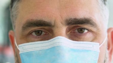 Yüz maskeli doktoru kapatın. Ameliyat müdahalesi kliniği hazırlayın.