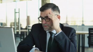 Stresli son sınıf öğrencisi kas geriliminden muzdarip, bilgisayarın aşırı çalışmasından ya da sabit çalışma tarzından dolayı acı çeken biri. Yorgun çalışan, görevlerle boğuşuyor