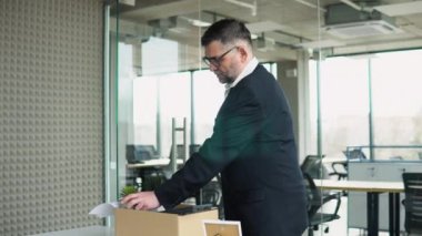 Üst düzey çalışanlar çalışma masasından eşyalarını karton kutuya koyup işi bırakıyorlar, kapatıyorlar. Yaşlı adam emekli oluyor. Emeklilik kavramı