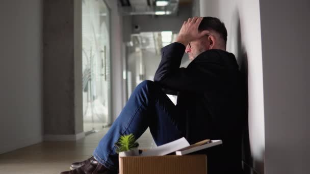 Ofisin Yanındaki Koridorda Sinirli Sinirli Bir Şekilde Oturan Kıdemli Çalışanı — Stok video