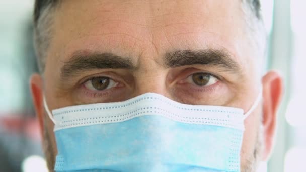 Närbild Läkare Med Ansiktsmask Förbereder Kirurgi Intervention Medicinsk Klinik — Stockvideo