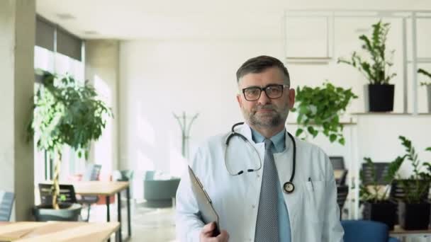 Médico Sênior Determinado Vestindo Casaco Branco Com Estetoscópio Caminha Pelo — Vídeo de Stock