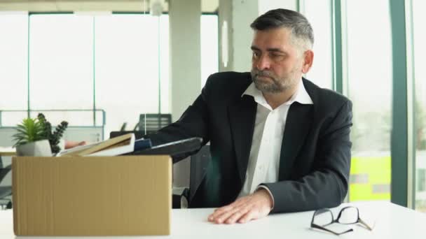 Starší Zaměstnanec Sedí Propouštěcím Boxem Muž Propuštění Starší Muž Přišel — Stock video