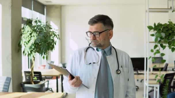 Determinato Medico Anziano Che Indossa Cappotto Bianco Con Stetoscopio Cammina — Video Stock