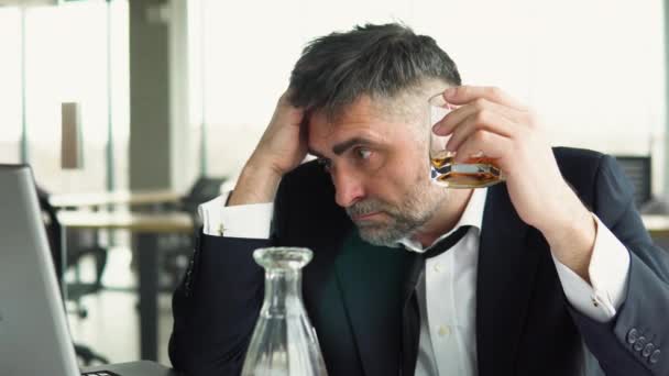 事務所のストレスから飲む上級実業家 — ストック動画
