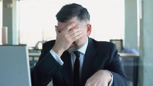 Depressed Businessman Sitting Computer Tired Employee Overwhelmed Tasks Office — Vídeo de stock