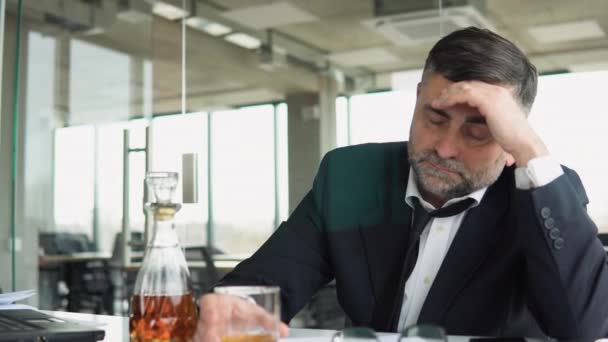 Frustrado Hombre Negocios Mayor Bebiendo Del Estrés Sosteniendo Vaso Whisky — Vídeo de stock