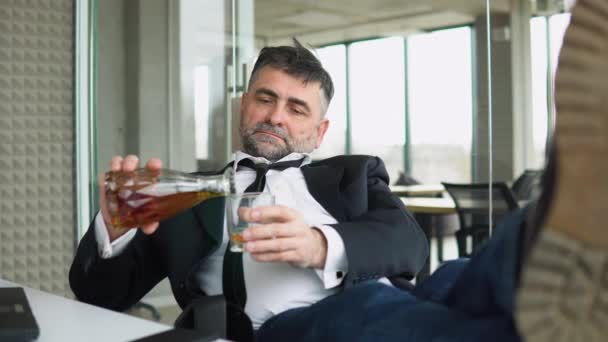 Uomo Affari Anziano Dipendente Che Beve Dallo Stress Ufficio Alcolismo — Video Stock
