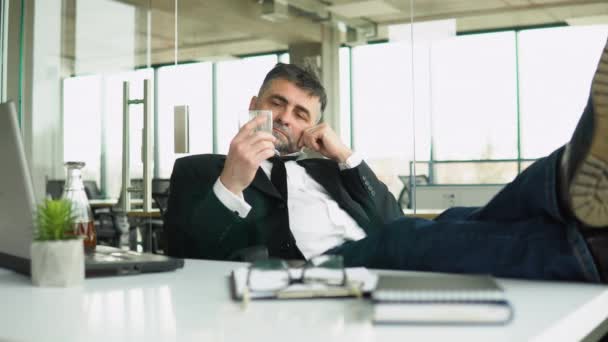 Üst Düzey Bir Işadamı Çalışan Ofisteki Stresten Içiyor Alkolizm Içki — Stok video