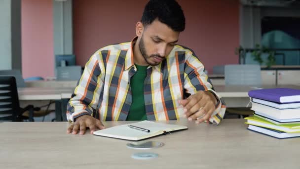 Bedachtzame Vermoeide Jonge Indiase Student Voorbereiding Examens — Stockvideo
