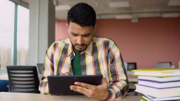 Estudiante Indio Está Estudiando Una Biblioteca Escolar Utiliza Una Tableta — Vídeos de Stock