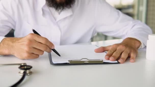 阿拉伯医生在剪贴板上写笔记或处方 保健概念 — 图库视频影像