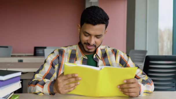 Indyjski Lub Pakistański Student Czyta Książkę Bibliotece Uniwersyteckiej Przygotowanie Egzaminów — Wideo stockowe