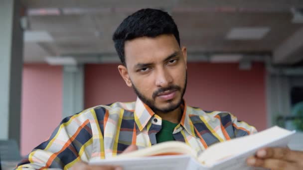 Hintli Pakistanlı Bir Öğrenci Üniversite Kütüphanesinde Bir Kitap Okur Sınavlara — Stok video