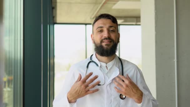 Arab Gyakornok Orvosi Egyetemen Portré Vidám Arab Orvos Férfi Pózol — Stock videók