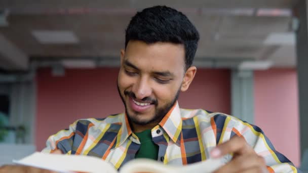 Индийский Пакистанский Студент Читает Книгу Университетской Библиотеке Подготовка Экзаменам — стоковое видео