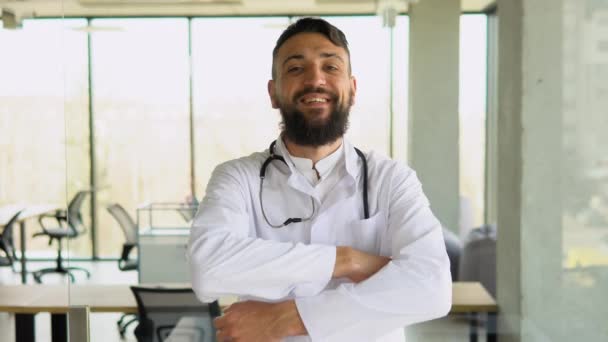 Klinikte Steteskopla Ele Tutuşurken Kameraya Gülümseyen Neşeli Arap Doktor Portresi — Stok video