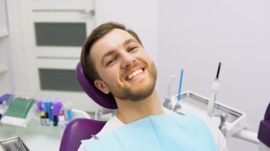 Diş sandalyesindeki mutlu hastanın portresi. Gülümsemem mükemmel..