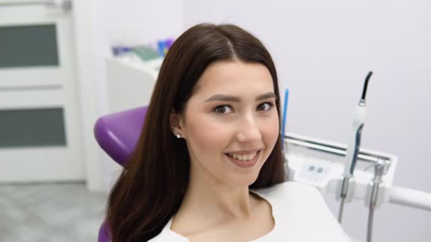 Πορτρέτο Του Ευτυχισμένου Ασθενή Στην Οδοντιατρική Καρέκλα Χαμόγελό Μου Είναι — Αρχείο Βίντεο