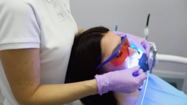 Kadın için diş beyazlatma. Dişçi klinikte diş beyazlatma.