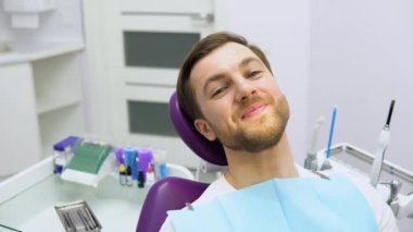 Diş sandalyesindeki mutlu hastanın portresi. Gülümsemem mükemmel..