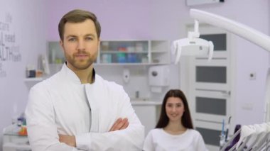 Doktor bir dişçinin portresi ve genç bir kız hasta..