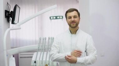 Genç erkek diş hekimi kliniği