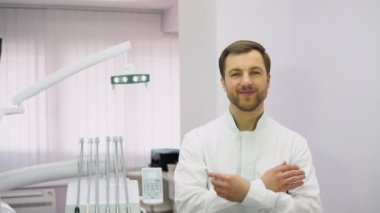 Genç erkek diş hekimi kliniği