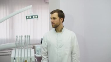 Genç erkek diş hekimi kliniği