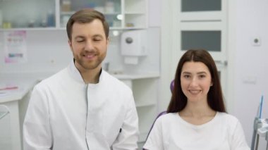 Doktor bir dişçinin portresi ve genç bir kız hasta..