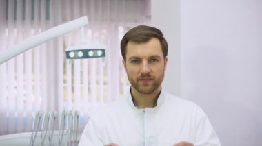 Genç erkek diş hekimi kliniği