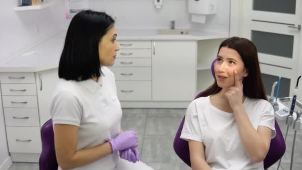 Kobieta Lekarz Rozmawia Pacjentem Omówienie Planu Leczenia — Wideo stockowe