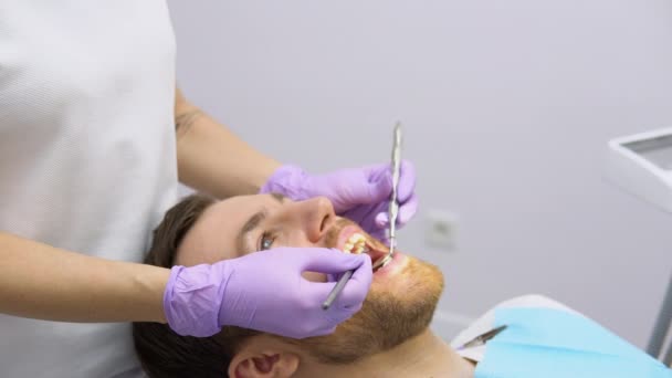 Zahnarzt Heilt Eine Patientin — Stockvideo