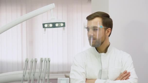Joven Dentista Masculino Clínica — Vídeo de stock