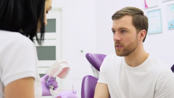 Zkušený Zubař Ukazuje Model Čelisti Moderní Zubní Klinika Ženský Doktor — Stock video