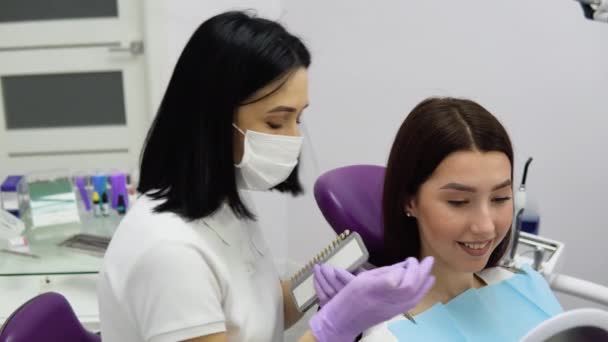 Выбор Правильного Цвета Зубов Профессионального Косметического Отбеливания Стоматолога — стоковое видео
