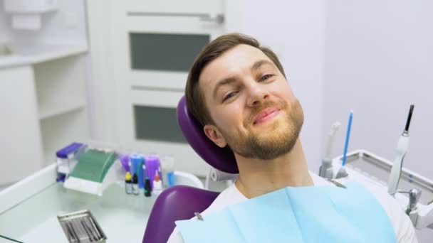 Portret Szczęśliwego Pacjenta Krześle Dentystycznym Mój Uśmiech Jest Idealny — Wideo stockowe