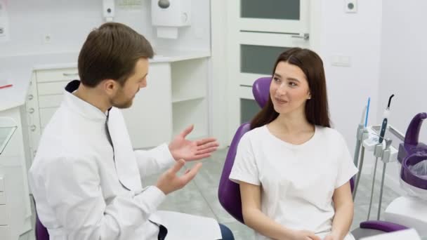 Médico Dentista Experiente Falar Com Uma Jovem Doente Análise Plano — Vídeo de Stock