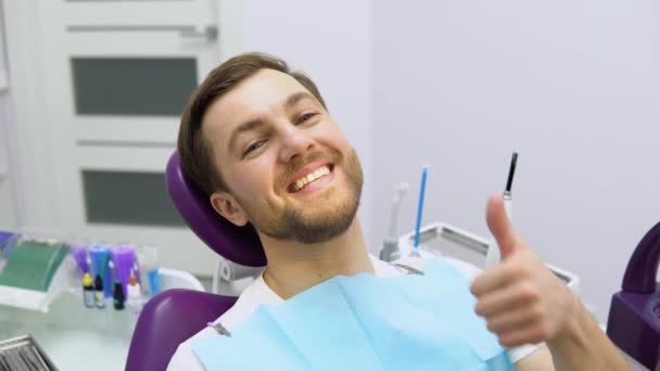 Retrato Paciente Feliz Silla Dental Sonrisa Perfecta — Vídeo de stock