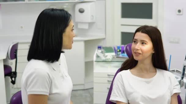 女性医師が患者と話をする 治療計画の議論 — ストック動画