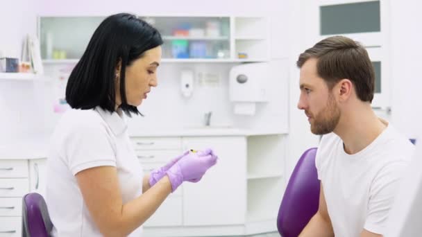 Kobieta Lekarz Rozmawia Pacjentem Omówienie Planu Leczenia Dentysta Pokazuje Model — Wideo stockowe