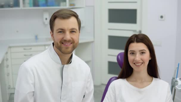Porträtt Läkare Tandläkare Med Ung Flicka Patient — Stockvideo
