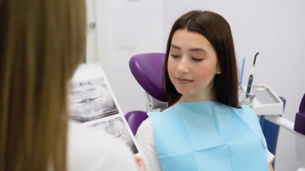 Zubařka Ukazuje Rentgen Nebo Fotografii Zubů Moderní Zubní Klinika Ženský — Stock video
