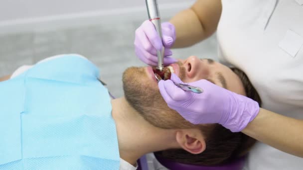 환자를 치료하는 치과의 — 비디오