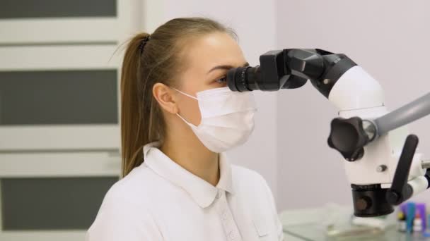 Dentiste Féminine Regardant Les Dents Avec Microscope Professionnel Dans Cabinet — Video