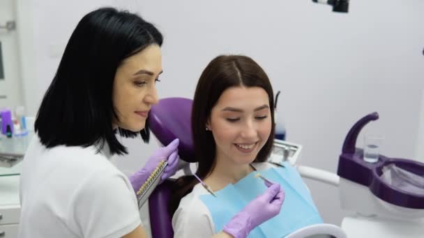 Dentysta Wybiera Kolor Zęba Specjalnej Skali Dziewczyna Pacjenta Protezy Zęby — Wideo stockowe