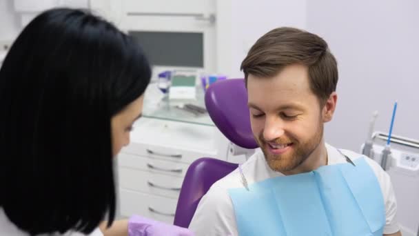 Wybór Odpowiedniego Koloru Zębów Profesjonalnego Wybielania Kosmetycznego Dentysty — Wideo stockowe